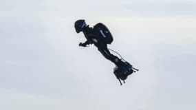 Le réservoir du Flyboard Air se trouve dans le sac à dos porté par le pilote.