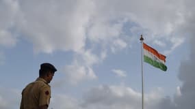 Un policier indien à côté du drapeau indien (image d'illustration)