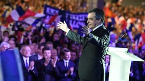 François Fillon, candidat de la droite à la présidentielle,  promet d'augmenter "les petites retraites" et de faire baisser le taux de chômage "en dessous de 7%" à l'horizon 2022.