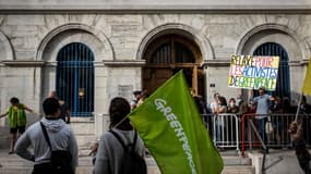 Des militants de Greenpeace manifestent le 29 juin 2021 devant le tribunal de Valence