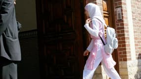 Une jeune fille arrive au lycée Averroès, premier lycée privé musulman de France, le 02 septembre 2004 à Lille (illustration). 