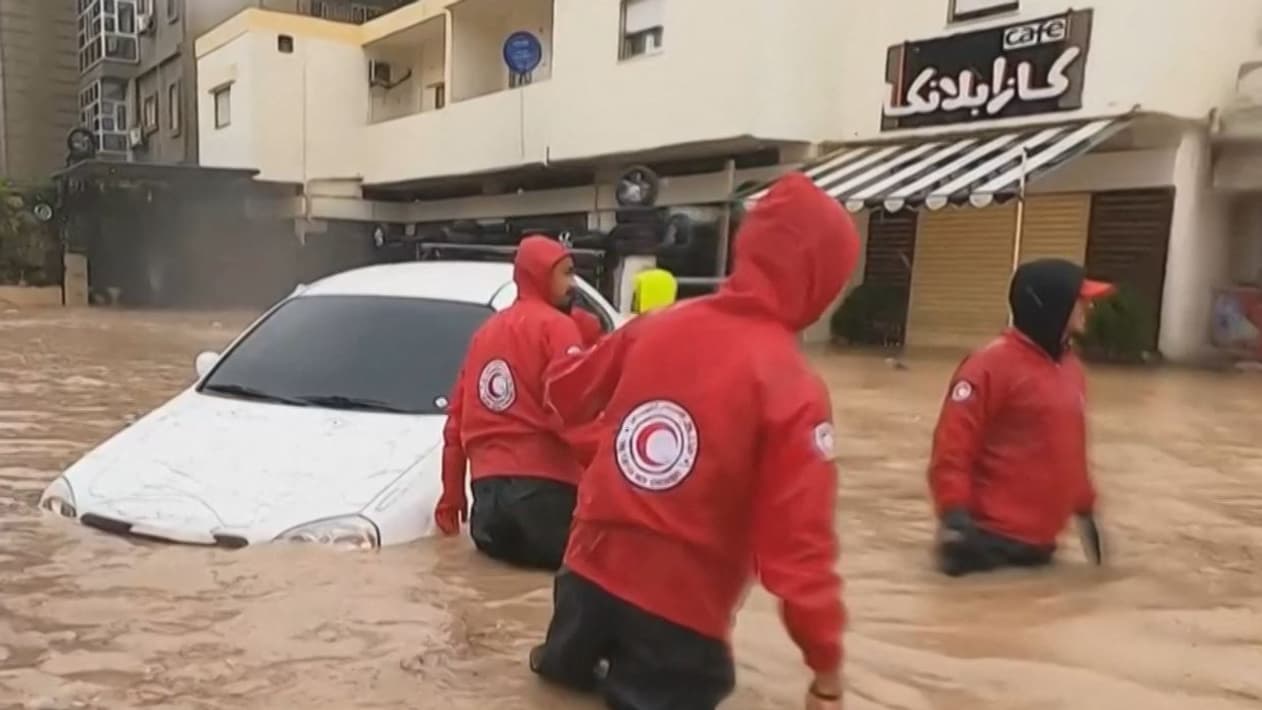 Une équipe du Croissant-Rouge libyen dans la ville d'al-Bayda, dans l'est de la Libye, lors d'inondations meurtrières. Une équipe du Croissant-Rouge libyen dans la ville d'al-Bayda, dans l'est de la Libye, lors d'inondations meurtrières.