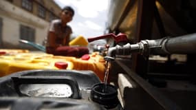 Un robinet distribue de l'eau potable depuis un réservoir d'eau dans la capitale, Sanaa le 2 juillet 2017