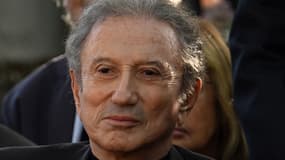 L'animateur de télévision français Michel Drucker assiste à la cérémonie d'enterrement du journaliste français Jean-Pierre Elkabbach au cimetière du Montparnasse à Paris, le 6 octobre 2023. Photo d'illustration