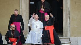 Sur le perron de la basilique Sainte-Marie-Majeure, à Rome, où le pape François est entouré des cardinaux Santos Abril (à gauche) et Agostino Vallini. Le nouveau pape a réuni vendredi matin les cardinaux dans la chapelle Sixtine, au Vatican et les a invit