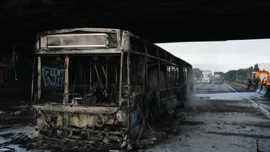 Le bus incendié sous le pont d'Alma sur la rocade de Rennes le mercredi 10 septembre (Ille-et-Vilaine).