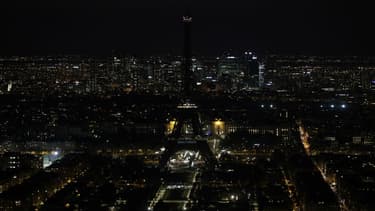 La tour Eiffel éteinte, le 30 mars 2019 à Paris. (Photo d'illustration)