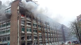 La déflagration a soufflé de nombreuses fenêtres de l'immeuble de 17 étages qui abrite les bureaux de Jens Stoltenberg, ainsi que les façades de plusieurs ministères situés à proximité, dont le siège du ministère du Pétrole, qui a pris feu.