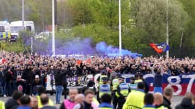 Le cortège des supporters lyonnais lors de leur arrivée à Old Trafford - le 17/04/2025