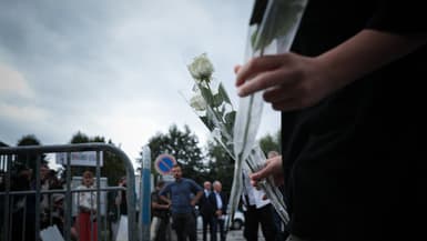 Des fleurs ont été déposées devant le collège Ferdinand-Léger à Livarot ce mardi 15 août 2023 en hommage à Stéphane Vitel, le principal retrouvé mort dans son établissement de Lisieux.