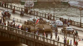 Militaires déployés sur un pont menant à la place Tahrir, au Caire. Selon des témoins, des affrontements ont éclaté vendredi soir dans le centre du Caire entre partisans et opposants du président déchu Mohamed Morsi. /Photo prise le 5 juillet 2013/REUTERS