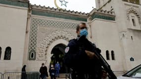 Un policier devant la Grande Mosquée de Paris fin octobre 2020, alors que la France protège les lieux de culte après un attentat contre la basilique de Nice