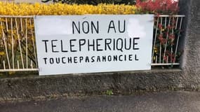 Des pancartes contre le téléphérique à Lyon.