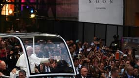 Le pape accclamé par des milliers de personnes à son arrivée en papamobile le 24 septembre 2015 à la cathédrale Saint Patrick à New York