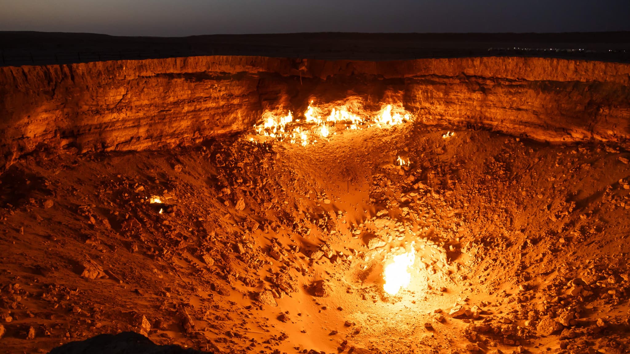 Le cratère gazier de Darvaza, au Turkménistan, le 28 juin 2025. 