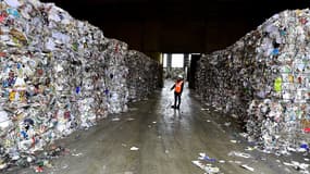 Depuis fin-2019 et la fin des exportations de vieux papiers et cartons vers la Chine, ils s'entassaient sans fin dans les usines de tris