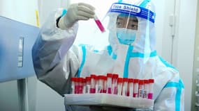 Un technicien dans un laboratoire en Chine analysant des tests Covid-19, le 23 octobre 2021