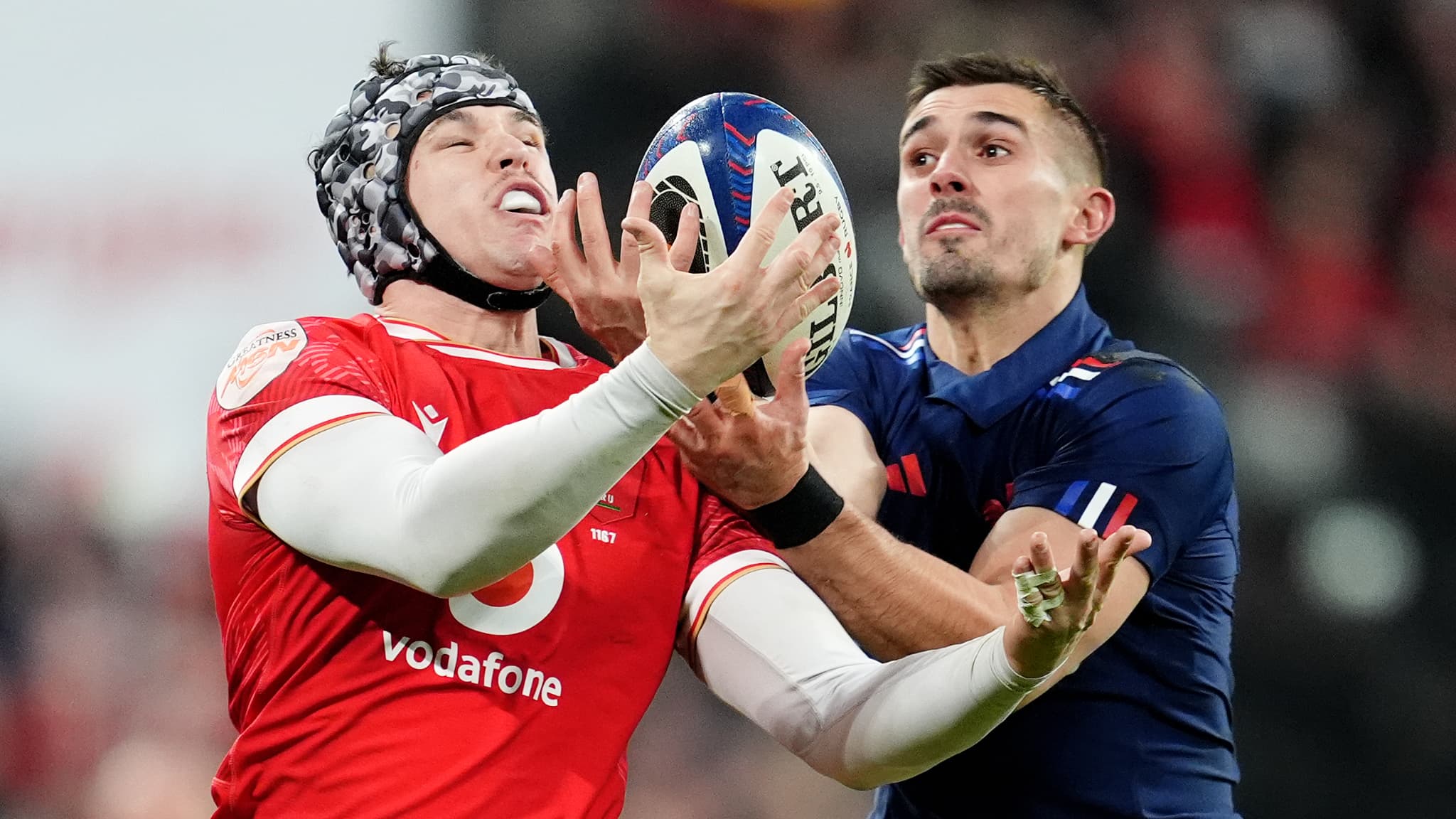 Le Gallois Tom Rogers et le Français Thomas Ramos sur un duel aérien dans le Tournoi des 6 Nations, le 31 janvier 2025