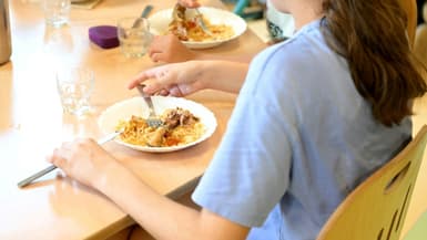 Déjeuner à la cantine d'une école primaire de Saint-Rémy-de-Provence, dans les Bouches-du-Rhône, le 23 juin 2022