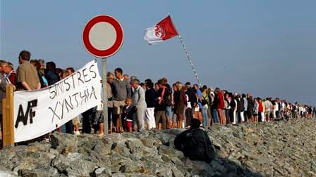 Un millier de sinistrés de la tempête Xynthia et de touristes ont formé jeudi soir une chaîne humaine de 1.500 mètres de long à La Faute-sur-Mer, en Vendée, pour réclamer aux pouvoirs publics "une digue digne de ce nom" à l'approche des grandes marées d'é