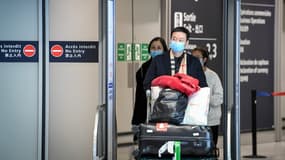 Des passagers en provenance de Chine arrivent à l'aéroport Roissy-Charles de Gaulle, le 26 janvier 2020