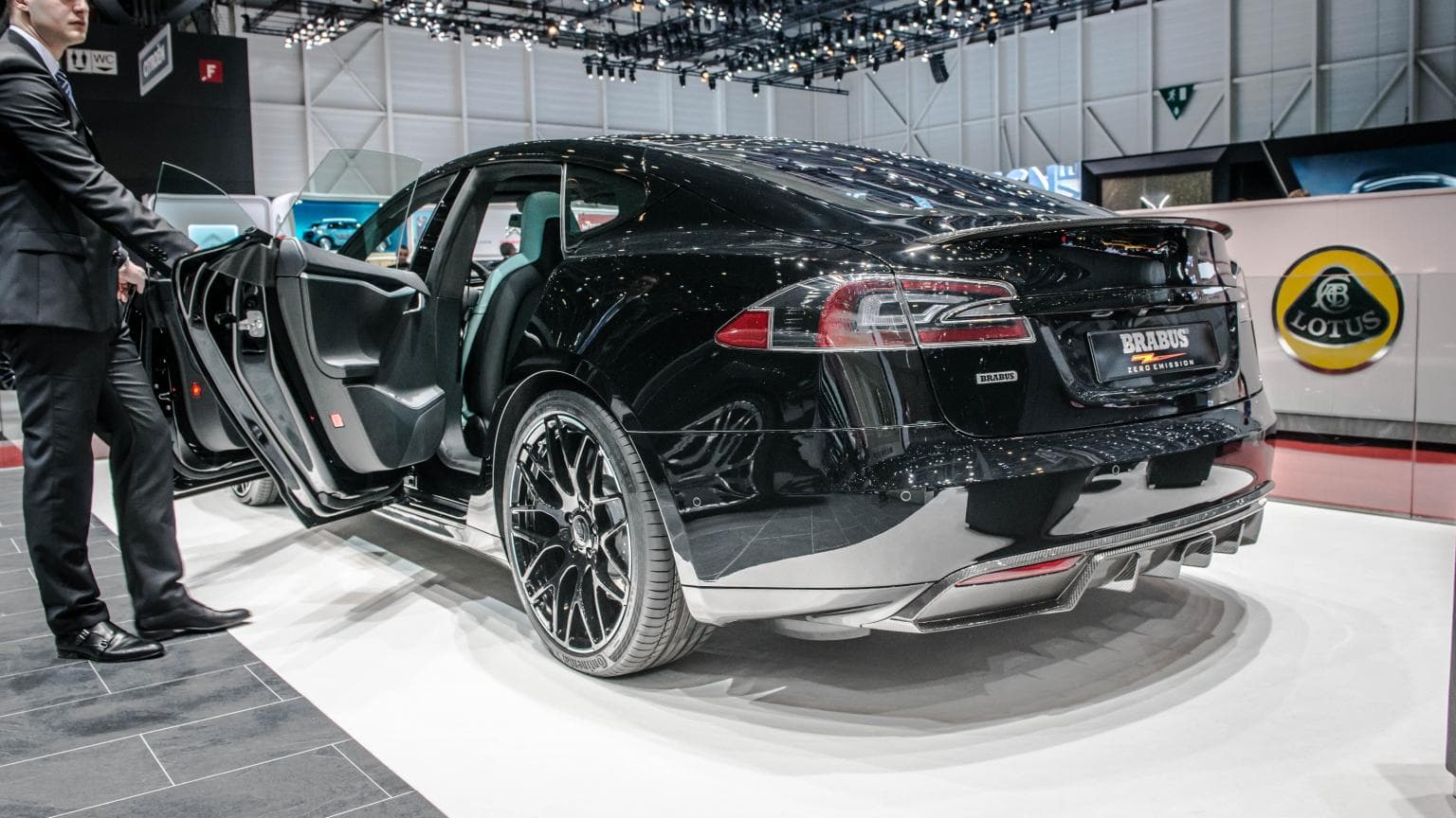 Des jantes 21 pouces et des spoilers, Brabus frappe un grand coup avec cette version du Model S.