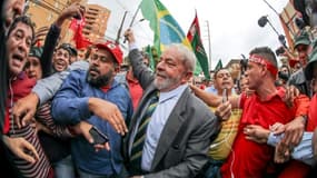 L'ex-président brésilien Luiz Inacio Lula da Silva, entouré par des partisans, arrive au tribunal de Curitiba, le 10 mai 2017