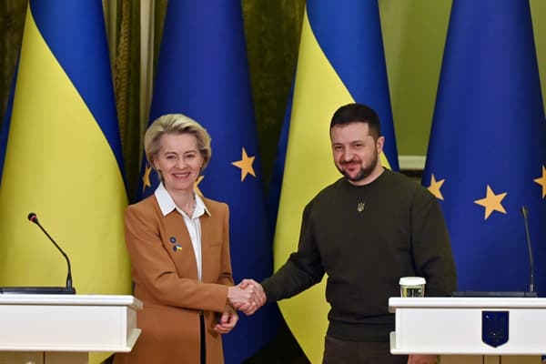 Le président ukrainien Volodymyr Zelensky et la présidente de la Commission européenne Ursula von der Leyen à l'issue d'une conférence de presse commune à Kiev, le 2 février 2023. 