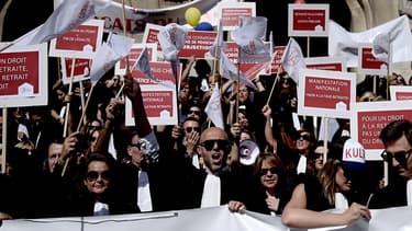 Le Conseil national des barreaux (CNB) avait appelé à un rassemblement des avocats à Paris, où exerce près de la moitié des 70.000 "robes noires" de France.