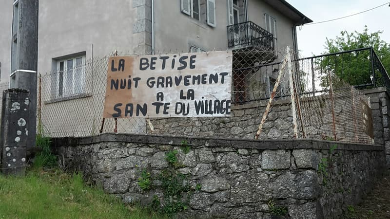Panneau installé sur une des maisons qui jouxte l'exploitation mise en cause par la justice.