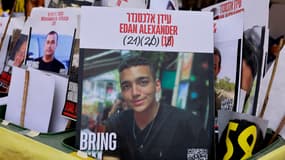 Une pancarte montrant le visage de l'otage israélo-américain Edan Alexander, à Tel-Aviv, le 15 mars 2025. 