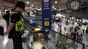 Un policier observe une minute de silence à la gare de Waterloo, à Londres, le 18 septembre 2022 