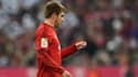 Philipp Lahm en train de lire la note que lui a laissée Pep Guardiola