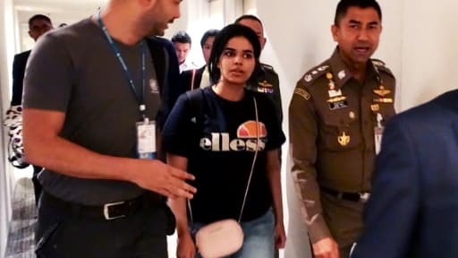 Photo fournie par les services de l'immigration thaïlandaise le 7 janvier 2019 montrant la jeune Saoudienne Rahaf Mohammed al-Qanun à l'aéroport international de Bangkok