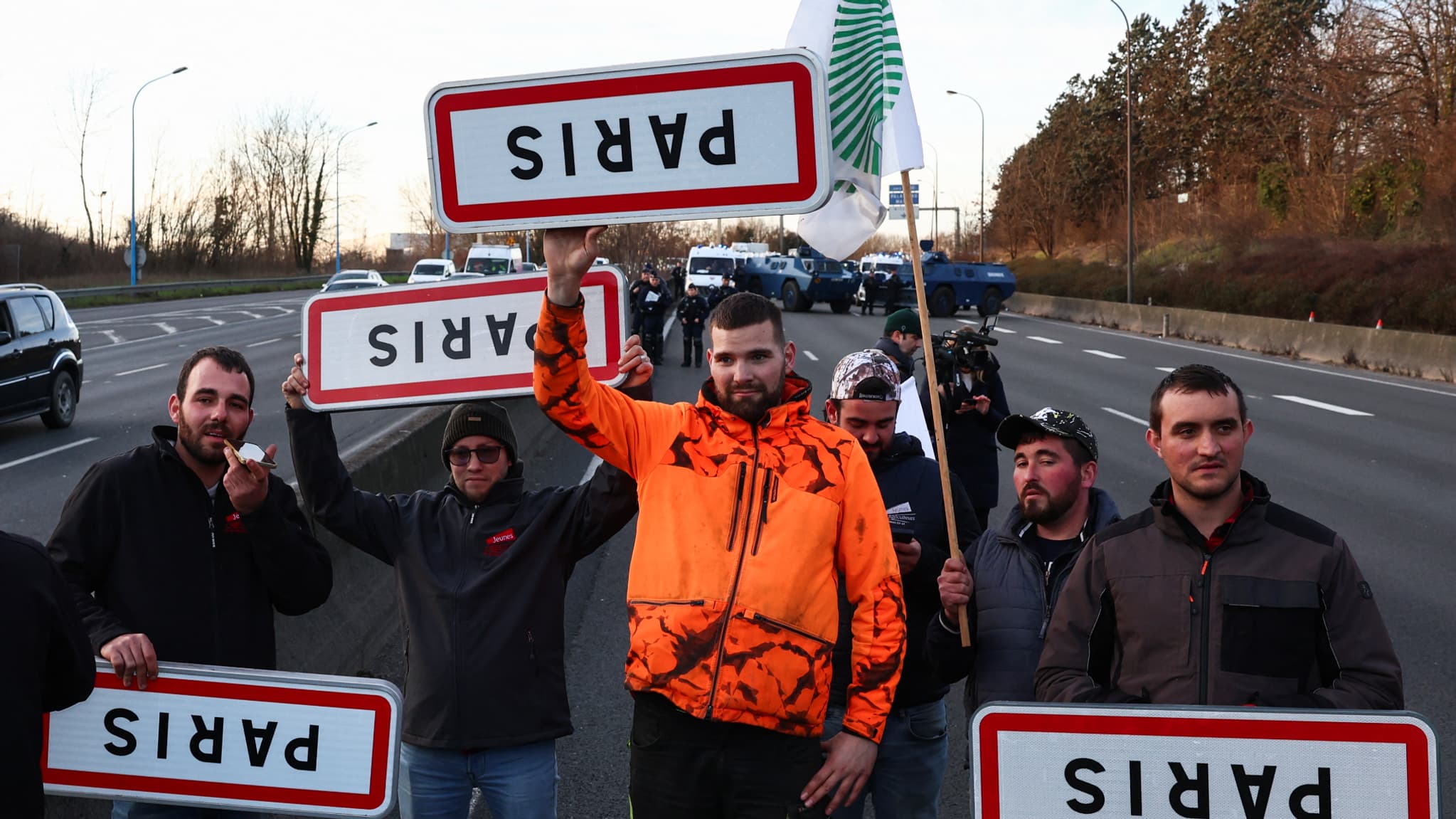 Les agriculteurs sur le point de blocage de l'A6, à Chilly-Mazarin, dans l'Essonne, à moins d'une dizaine de kilomètres de Rungis. 