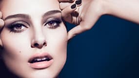 Les cils de Natalie Portman retouchés dans la publicité Dior font scandale.