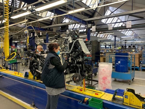 A Mandeure, près de Sochaux, Peugeot Motocycles produit trois modèles de scooters: le Pulsion, le CityStar et le Metropolis. Une seconde chaîne a été ouverte pour répondre à la demande A Mandeure, près de Sochaux, Peugeot Motocycles produit trois modèles de scooters: le Pulsion, le CityStar et le Metropolis. Une seconde chaîne a été ouverte pour répondre à la demande