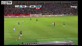 Il fonce vers Ronaldinho en plein match pour l’embrasser