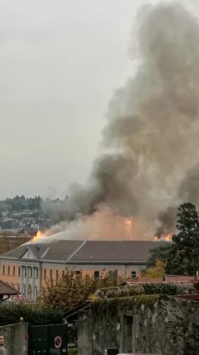 Incendie en cours à la mairie d'Annecy - Témoins BFMTV