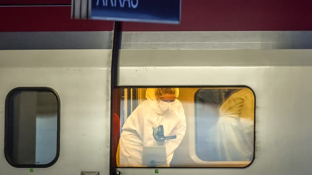 Des policiers enquêtent sur la scène de crime après l'attaque du Thalys