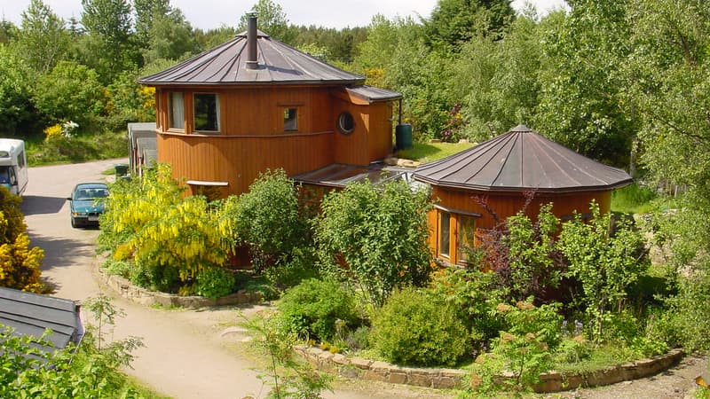Des maisons écologiques sont construites à base de fûts de whisky.