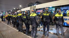 La police néerlandais protégeant des supporters du Maccabi Tel-Aviv, à Amsterdam le 7 novembre 2024