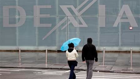 Les gouvernements belge, français et luxembourgeois ont réaffirmé dimanche à l'issue d'une réunion qui s'est tenue en milieu de journée à Bruxelles leur solidarité dans la recherche d'une solution qui assure l'avenir de la banque franco-belge Dexia. /Phot