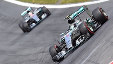 La F1 connaît actuellement une baisse d'audience due à la domination des Mercedes, ici en photo