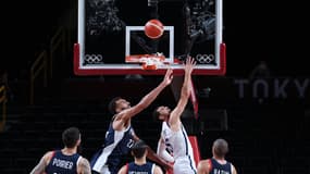 Les basketteurs français et américains lors de la finale du tournoi olympique à Tokyo, le 7 août 2021.