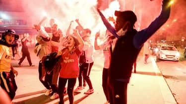 Des supporters du PSG fêtent la victoire contre Leipzig