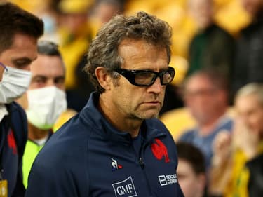Le manager du France de France Fabien Galthié supervise une séance d'entraînement de ses joueurs à Brisbane, le 7 juillet 2021