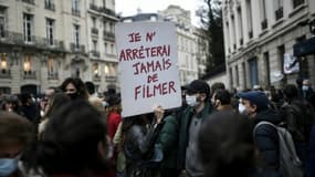 Des manifestants contre la proposition de loi "sécurité gloable" à Paris près de l'Assemblée nationale le 17 novembre 2020