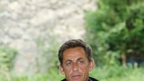Nicolas Sarkozy lors de la visite d'un élevage ovin d'un village des Alpes-de-Haute-Provence, proche de Sisteron, au pied de la montagne de Lure. Le chef de l'Etat a annoncé vendredi que des aides à l'élevage et à l'agriculture dans les zones défavorisées