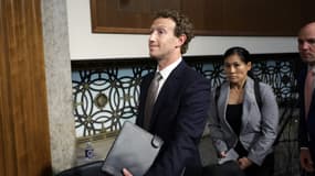 Mark Zuckerberg, PDG de Meta, quitte la salle pendant une pause lors d'une audience devant la Commission judiciaire du Sénat au bâtiment Dirksen du bureau du Sénat le 31 janvier 2024 à Washington, DC.